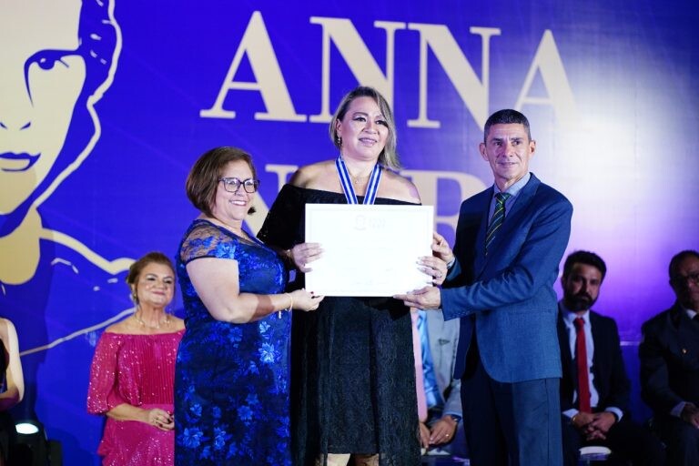 tecnica-de-enfermagem-do-amazonas-e-agraciada-com-premiacao-anna-nery