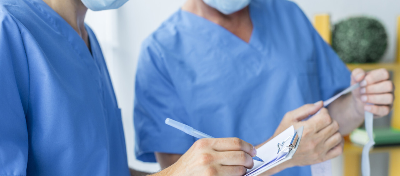 crop-doctors-making-notes-reading-test-results-scaled_p128395_thumb_cropped_ret.jpg