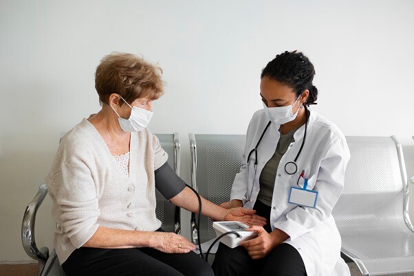 paciente-de-tiro-medio-e-medico-com-mascaras.jpg