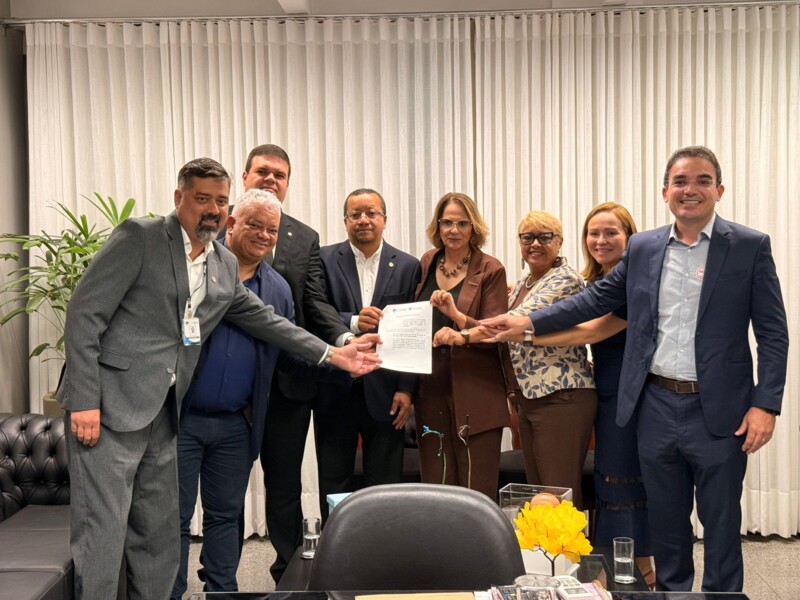 cofen-e-frente-parlamentar-apresentam-ao-senado-proposta-de-inclusao-de-tecnicos-e-auxiliares-de-enfermagem-no-plenario